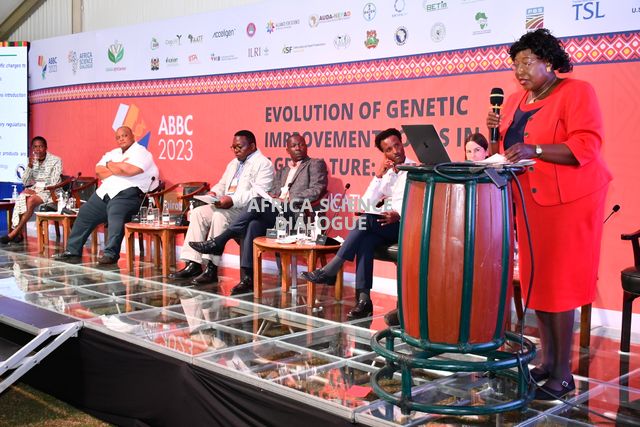 Dr. Florence Wambugu, Chief Executive Officer of Africa Harvest, leads a panel discussion during the Africa Biennial Biosciences Communication (ABC2023) symposium held in Nairobi in August 2023